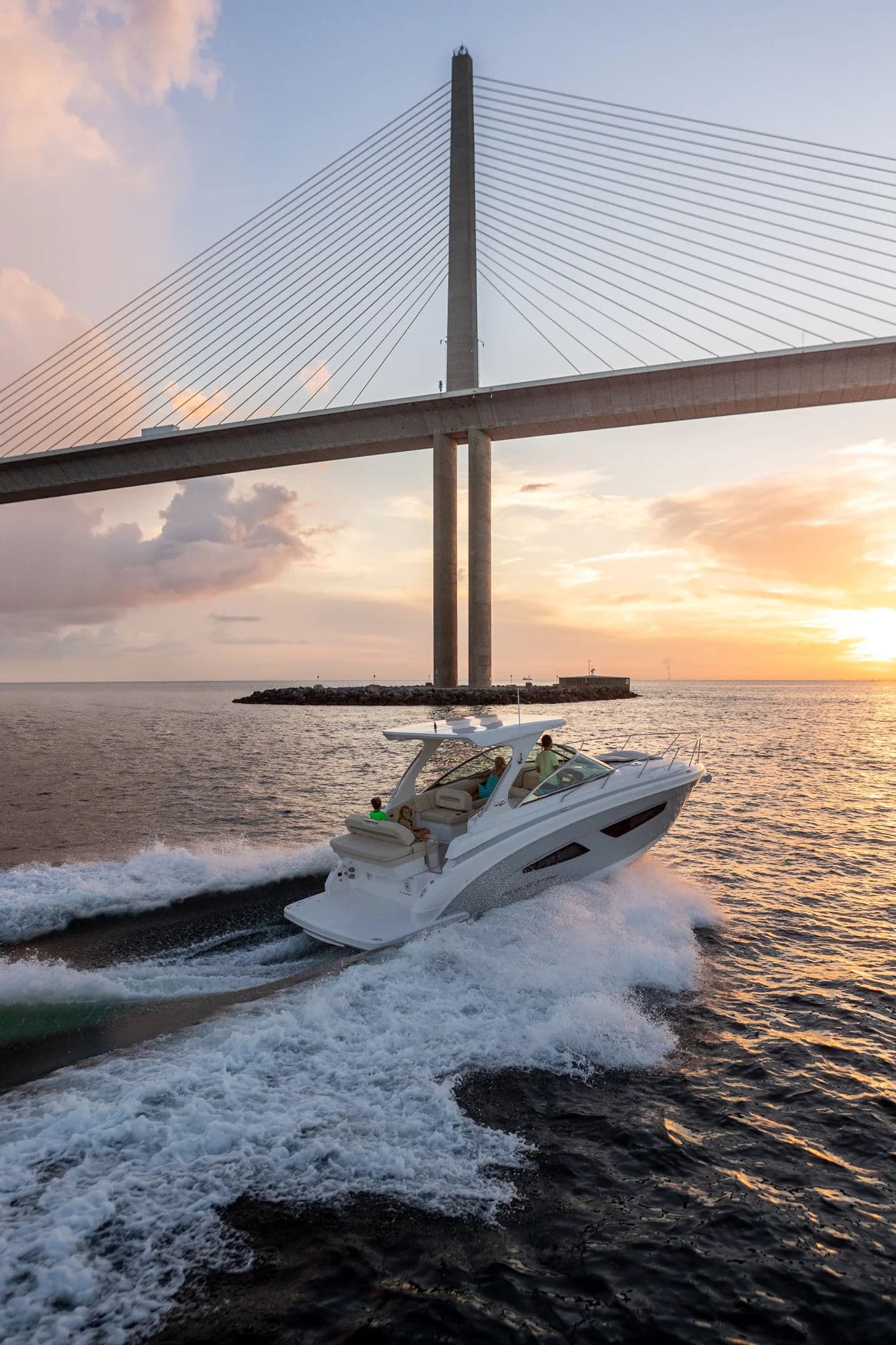 Regal Boats na wodzie w kadrze hero