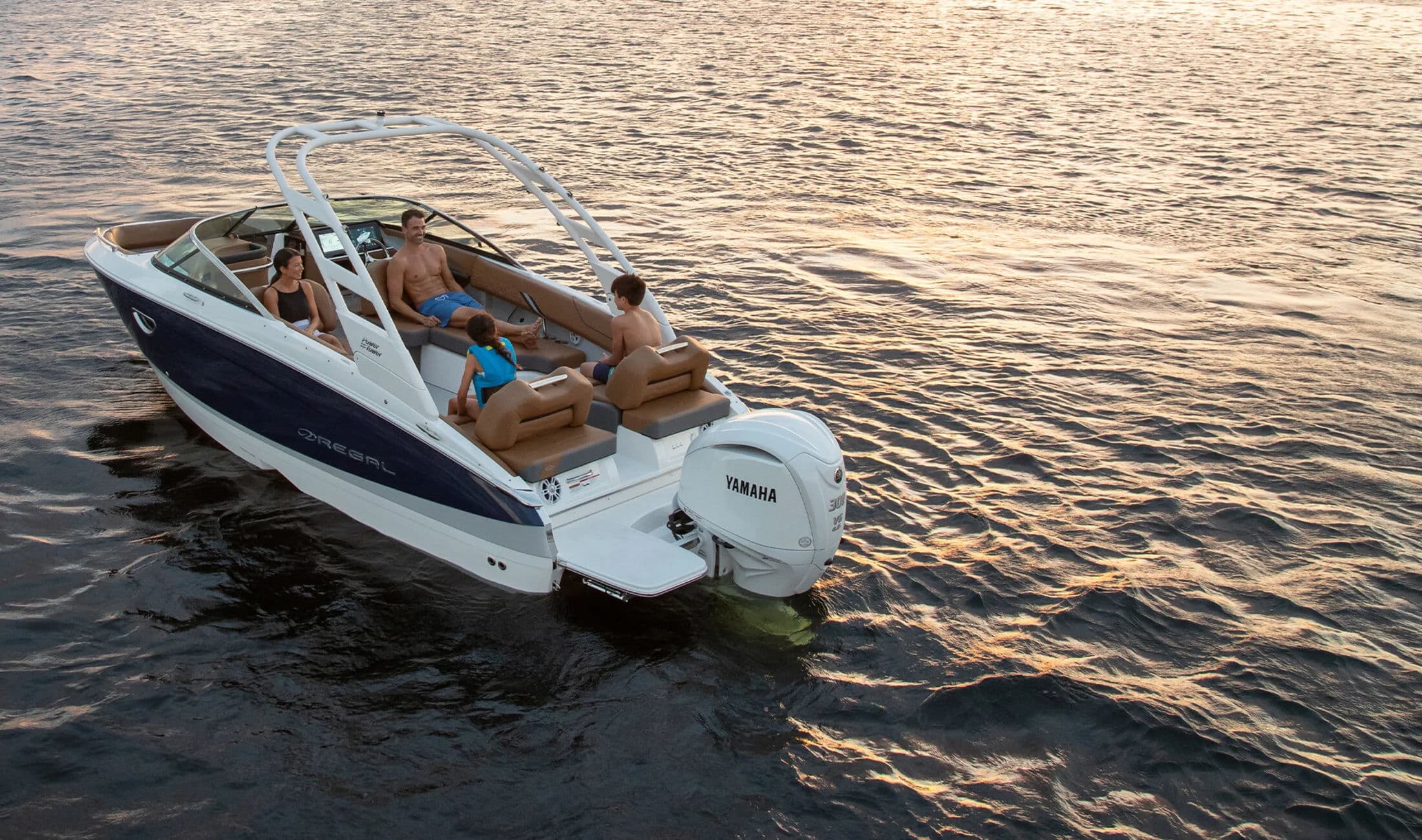 Regal Outboard Bowrider w ruchu na spokojnej wodzie.