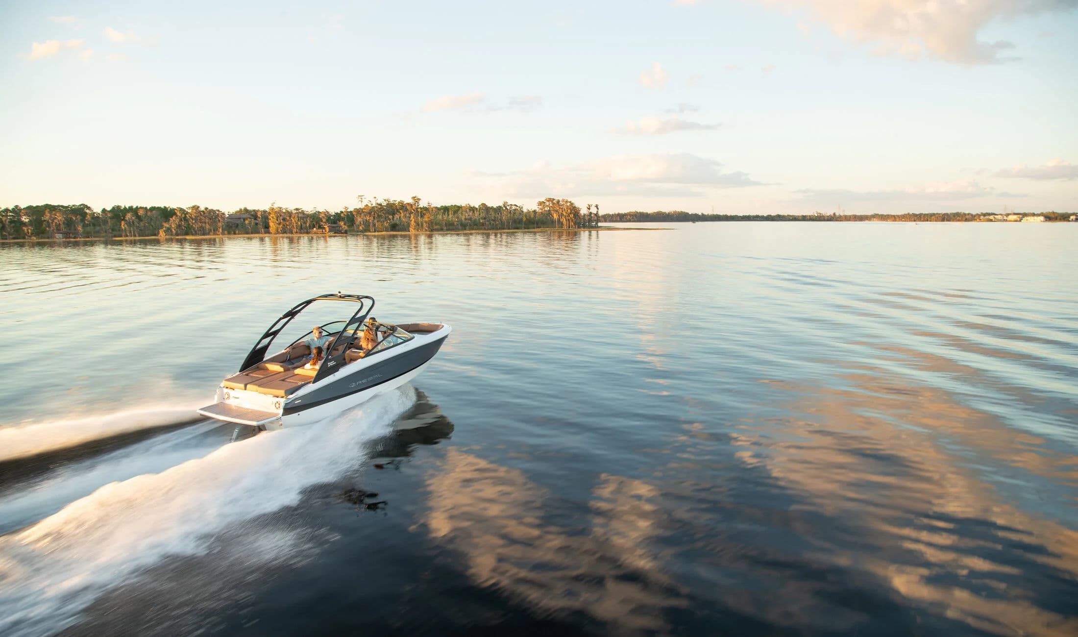 Regal Sterndrive Bowrider podczas pływania po otwartej wodzie.