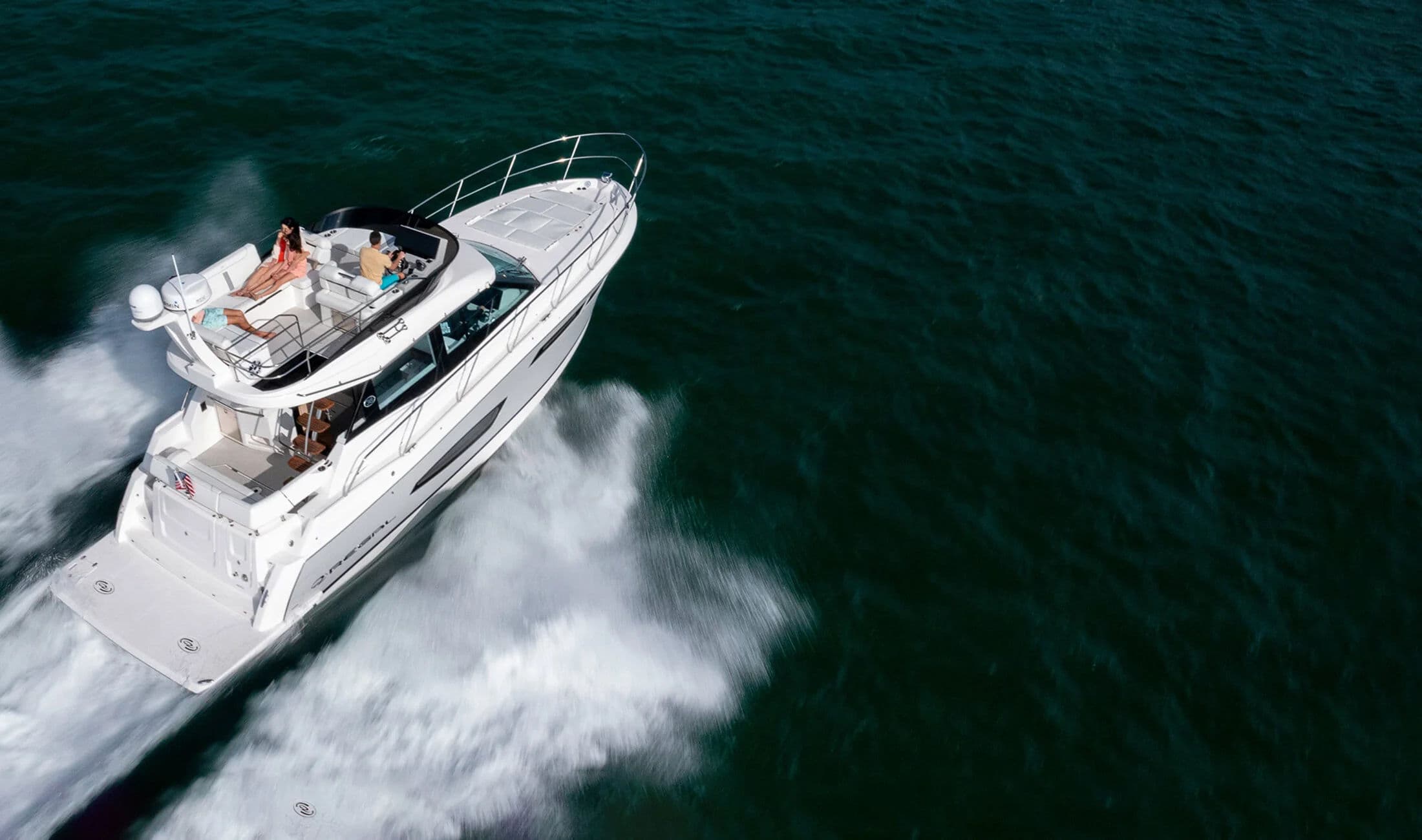 Regal Yacht w eleganckim ujęciu na otwartej wodzie.