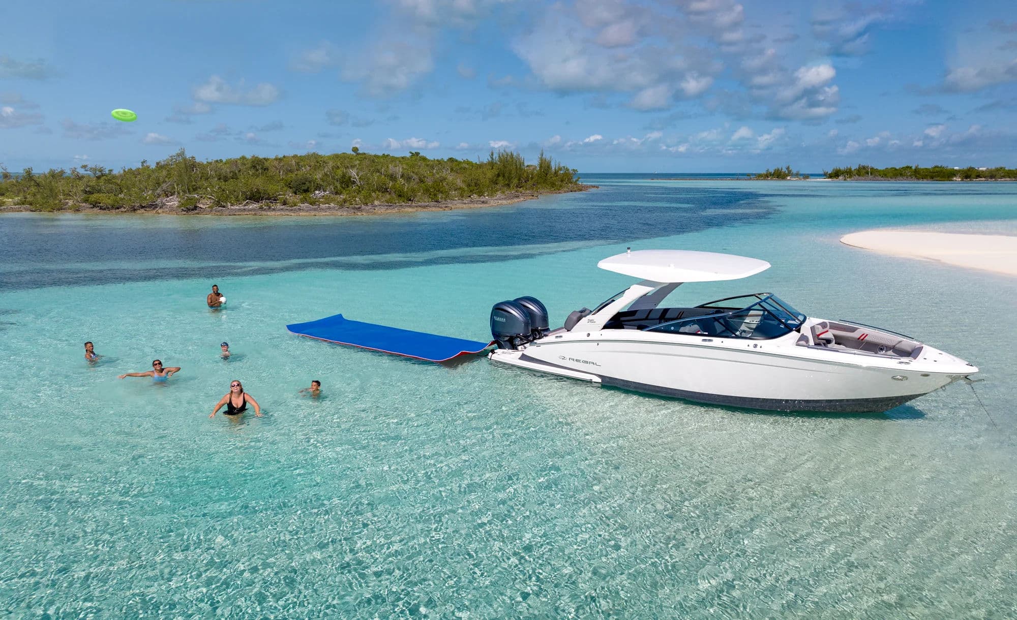 Regal Boats na wodzie w kadrze hero